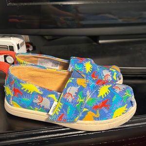 Size 7 toddler dinosaur toms.